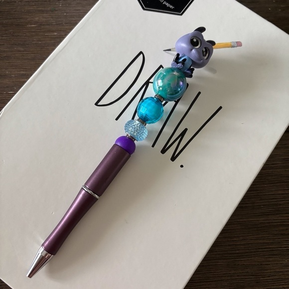 Disney Doorables: Mulan: Cri-Kee handmade beaded pen - Picture 2 of 3